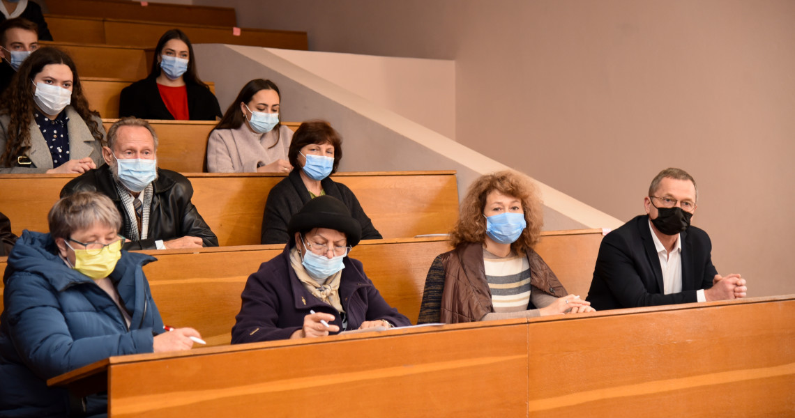 Нове Положення про інтернатуру та вторинну лікарську спеціалізацію: тема виробничої наради, що відбулася у ПДМУ