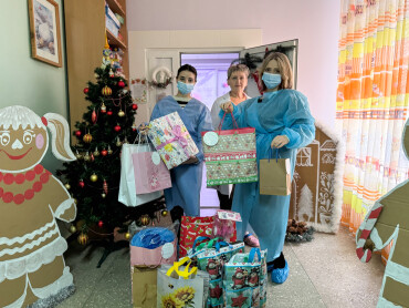 «Магія Різдва»: волонтери ПДМУ підтримали маленьких пацієнтів / “The Magic of Christmas”: PSMU Volunteers Support Young Patients