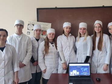 У Всесвітній день здоров’я ротової порожнини майбутні стоматологи досліджували мікрофлору рота / On World Oral Health Day, Future Dentists Explored the Oral Microflora