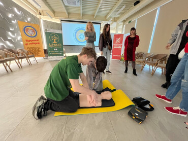 Знання, що рятують життя: волонтери «Almino» СП ПДМУ провели тренінг із домедичної допомоги для школярів