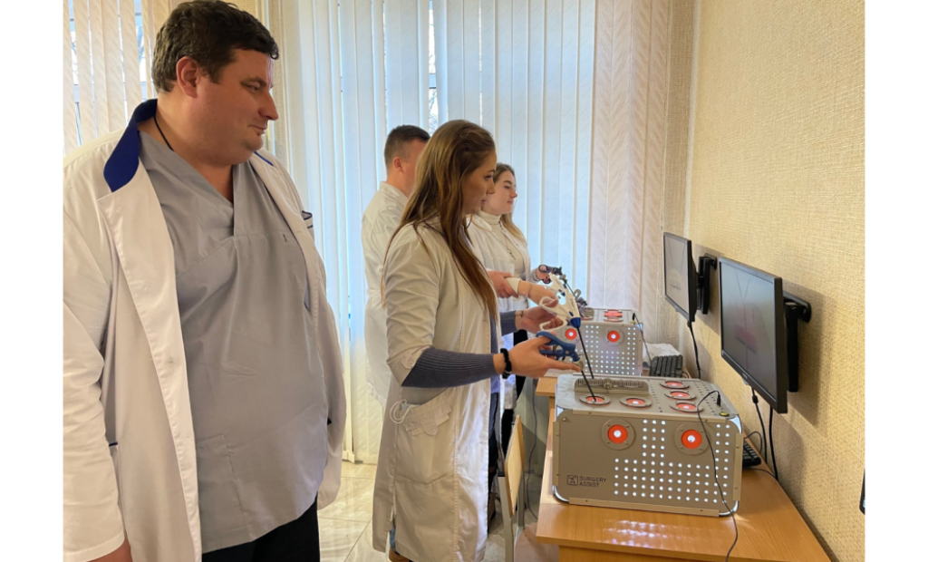 Базові лапароскопічні хірургічні навички здобували лікарі-інтерни 1-го року навчання