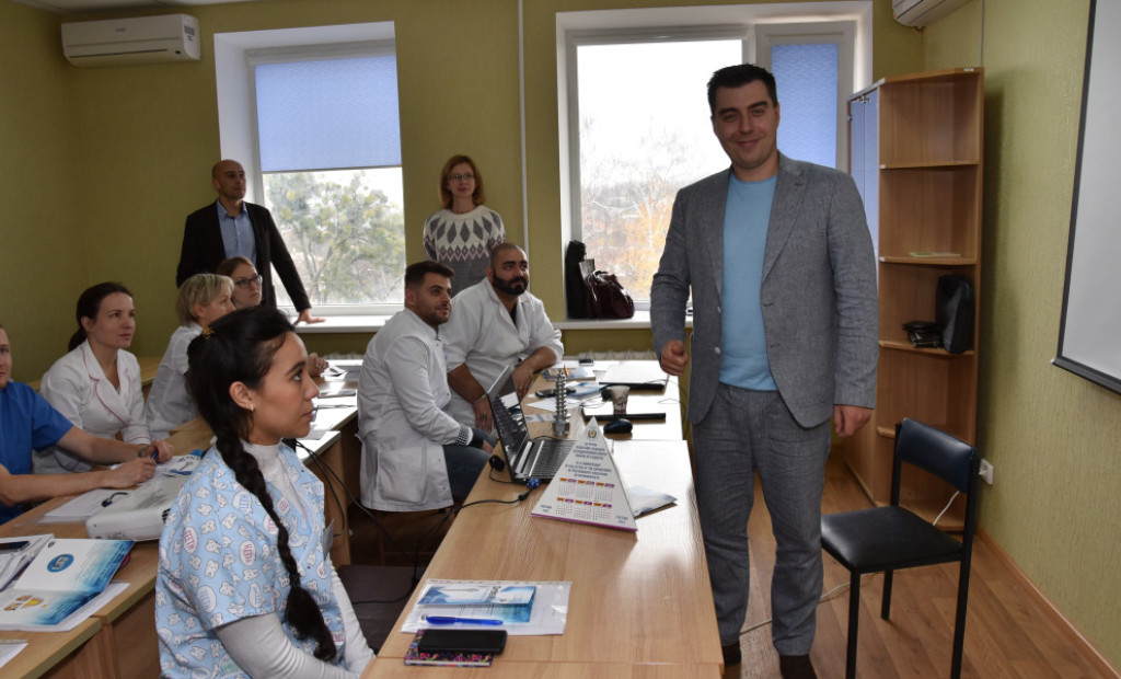 Навчальний практичний курс по міні імплантам