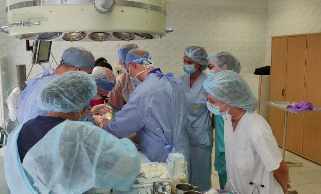 Інтерни та студенти ПДМУ здійснили ауто-гетеротопічну трансплантацію нирки свині