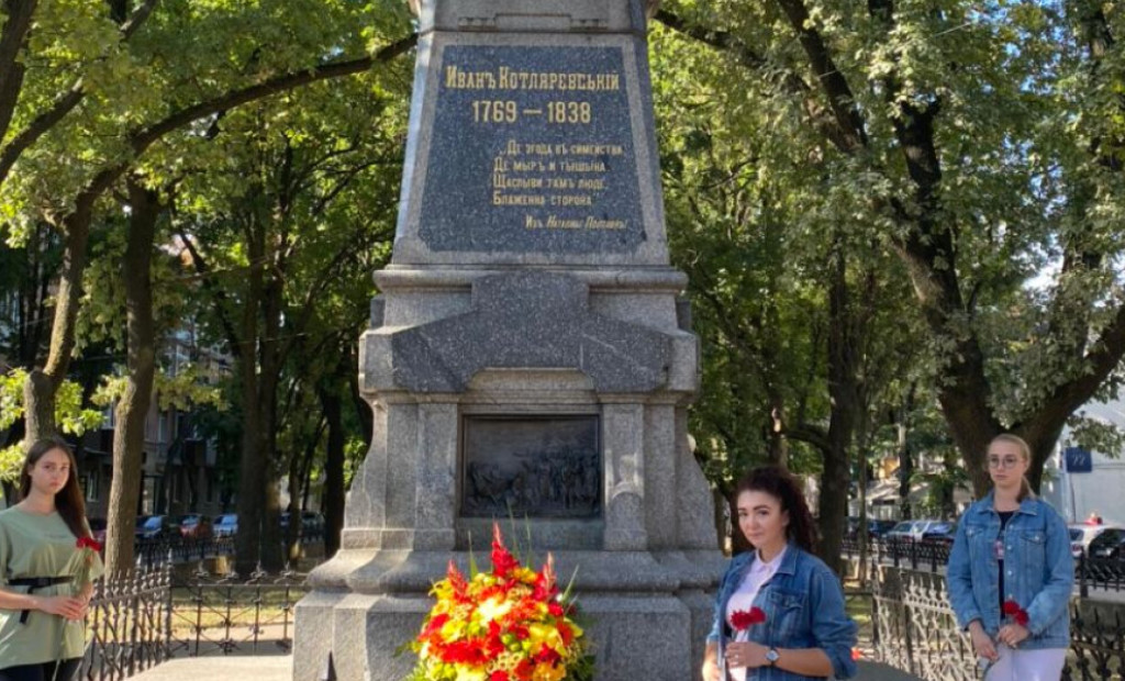 Лікарі-інтерни вшанували пам'ять видатного письменника Івана Котляревського