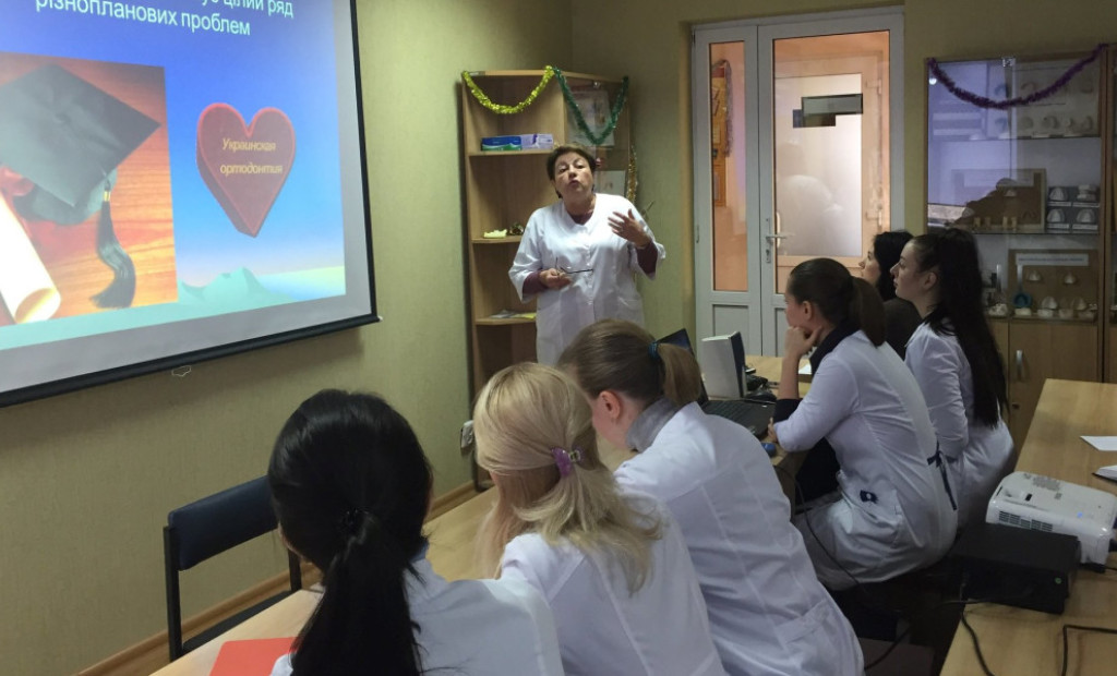 Оголошення кафедри післядипломної освіти лікарів-ортодонтів