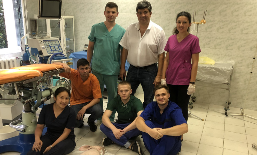 Інтерни та студенти ПДМУ здійснили ауто-гетеротопічну трансплантацію нирки свині