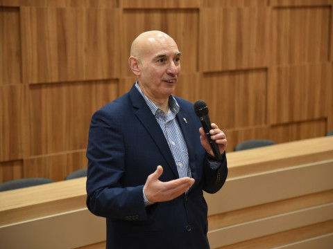 Випускник ПДМУ презентує нову методику протезування зубів