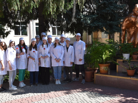 Покладання квітів до пам’ятника загиблим медикам