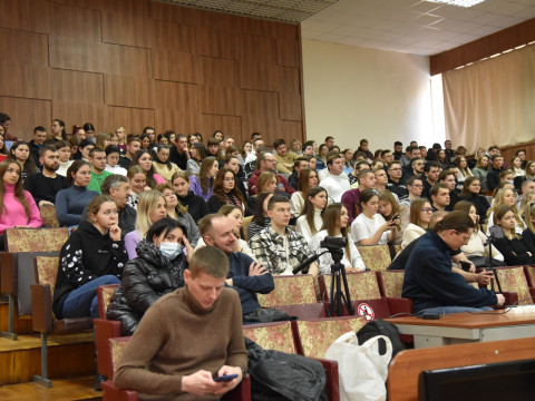 Випускник ПДМУ презентує нову методику протезування зубів