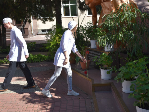 Покладання квітів до пам’ятника загиблим медикам