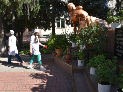 Покладання квітів до пам’ятника загиблим медикам