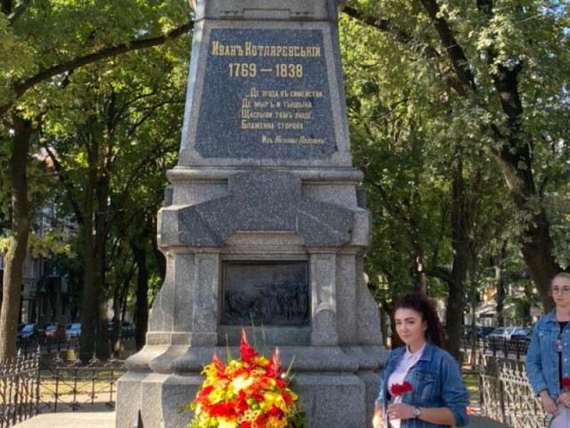 Лікарі-інтерни вшанували пам'ять видатного письменника Івана Котляревського