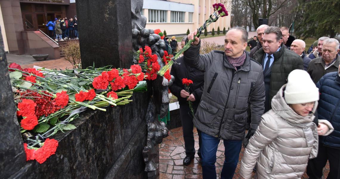 День вшанування учасників ліквідації наслідків аварії на Чорнобильській АЕС: квіти до Пам`ятного знаку