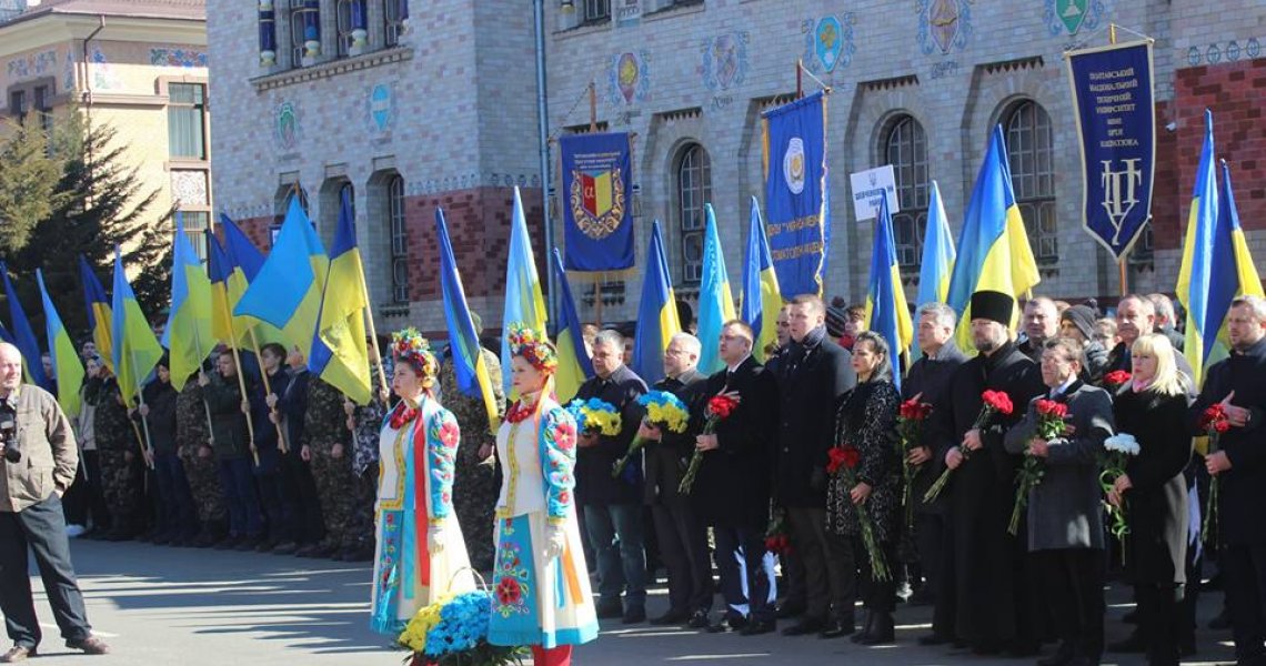 Квіти до підніжжя монумента Кобзаря