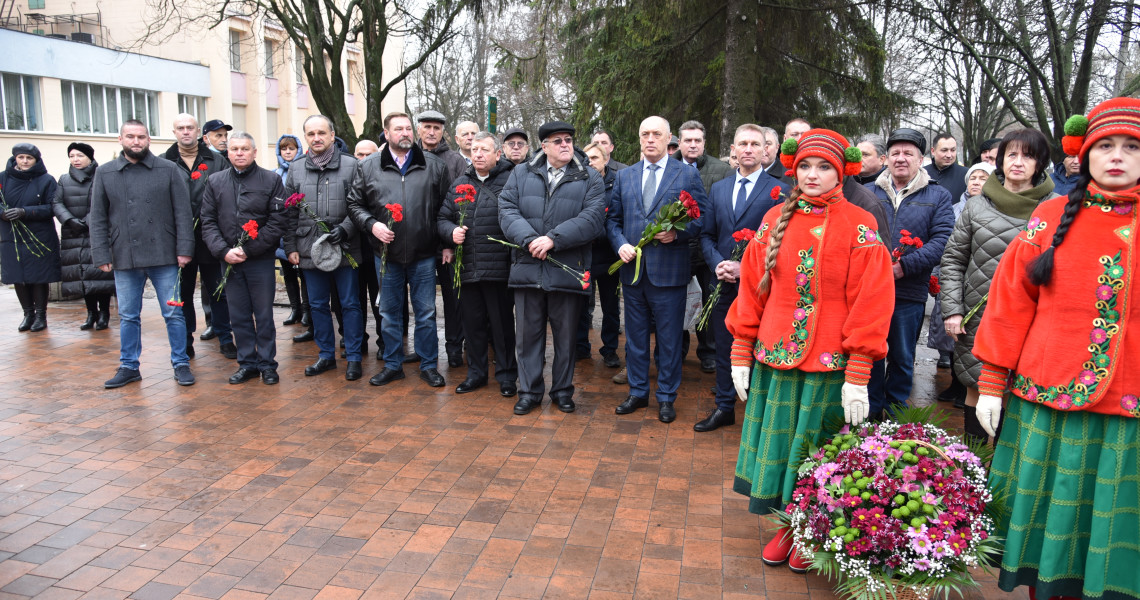 День вшанування учасників ліквідації наслідків аварії на Чорнобильській АЕС: квіти до Пам`ятного знаку