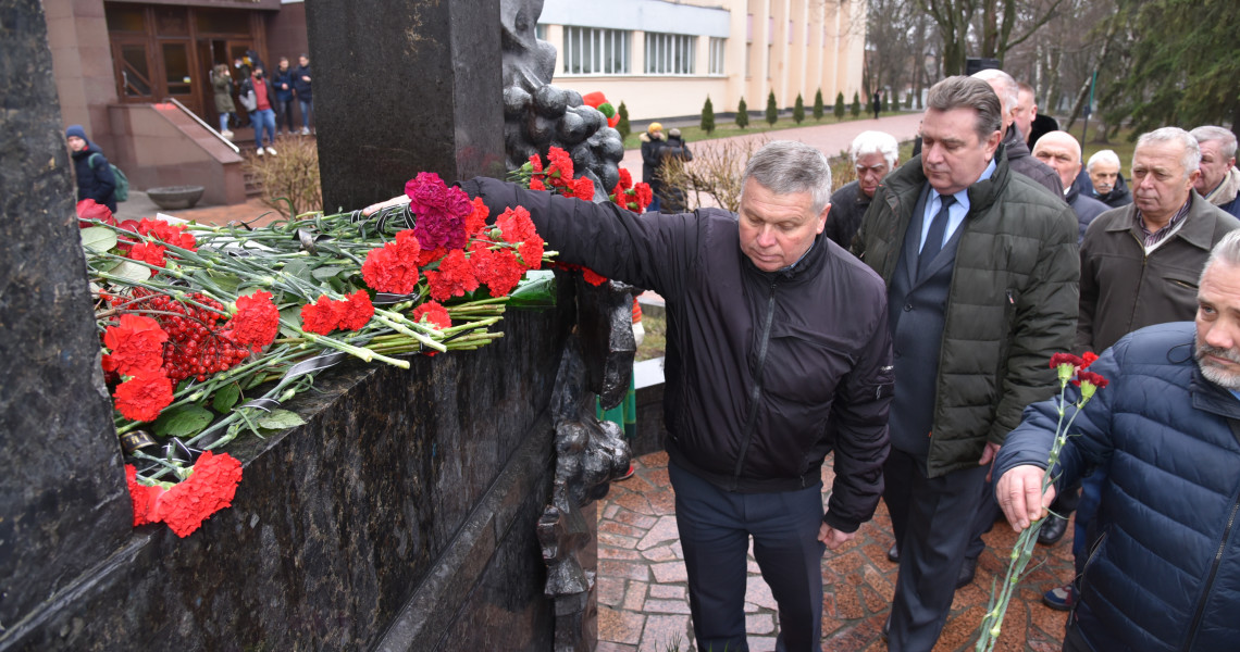 День вшанування учасників ліквідації наслідків аварії на Чорнобильській АЕС: квіти до Пам`ятного знаку