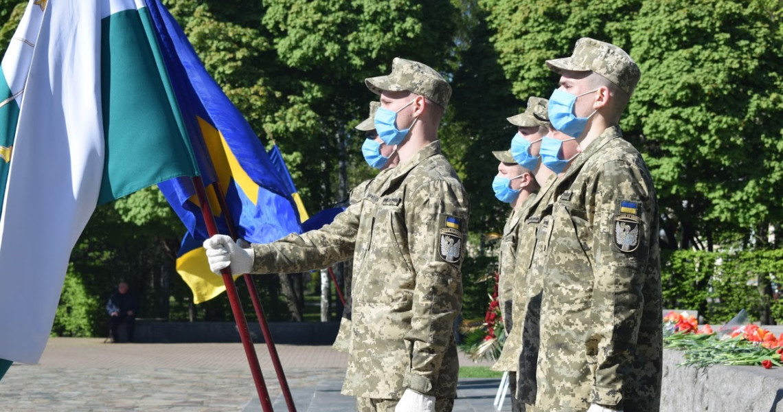 Квіти до підніжжя обелісків загиблим воїнам