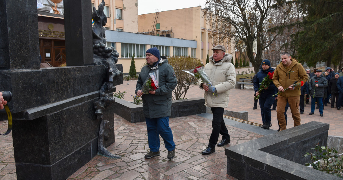 Квіти на знак глибокої шани: викладачі та студенти Університету пам`ятають / Flowers as a Symbol of Deep Respect: University Faculty and Students Remember