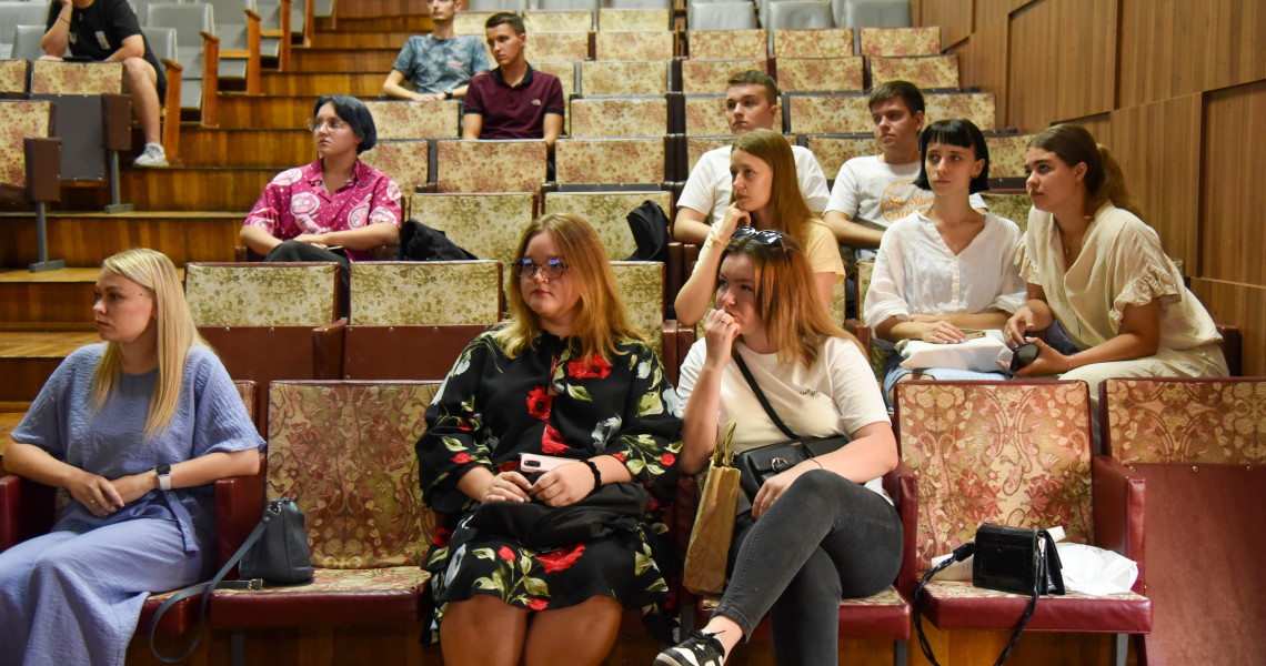 Перші кроки: першокурсники знайомляться з Університетом / First Steps: Freshmen Get to Know the University