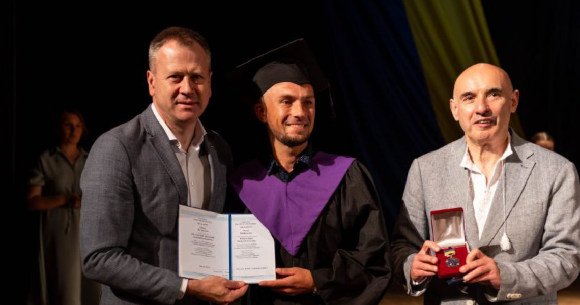 «Повернення до себе»: історія випускника ПДМУ, ветерана і лікаря Павла Дегтяренка / "Rediscovering Himself": The Story of Pavlo Dehtiarenko – PSMU Graduate, Veteran and Medical Professional