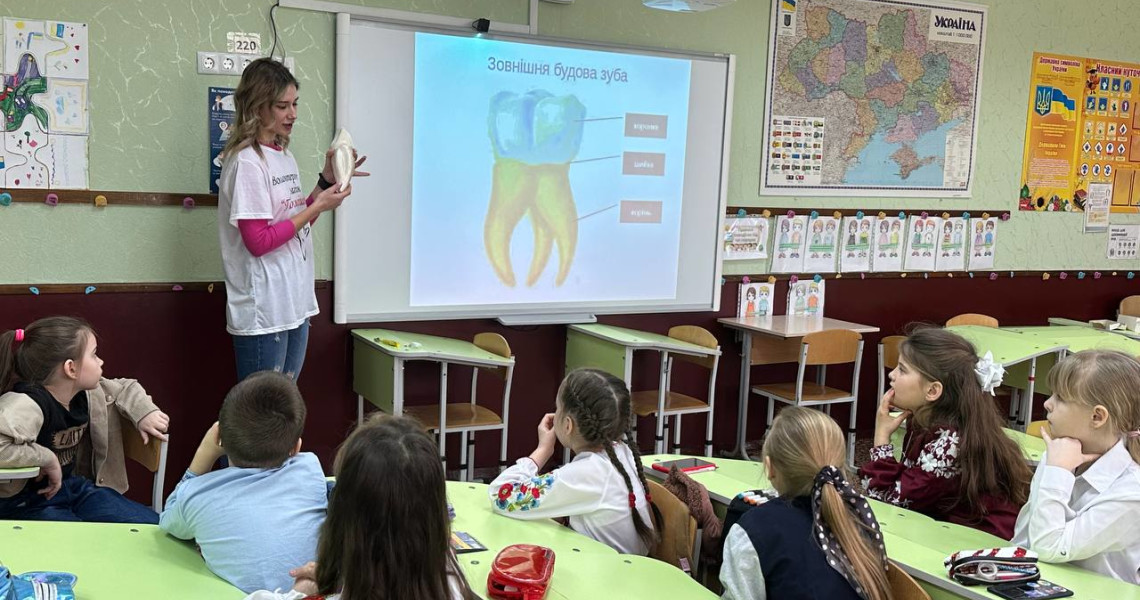 Студенти-волонтери «Посмішки» побували у школі / Students-volunteers from "Posmishka (Smile)" visited the school