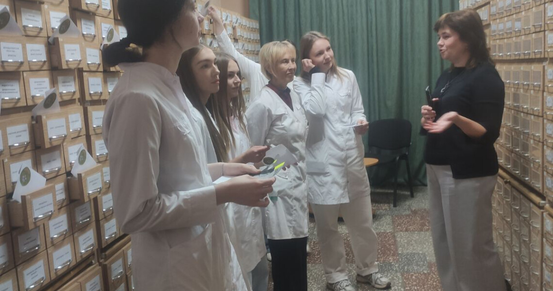 Книги, знання і трохи «хірургії»: кафедра мікробіології, вірусології та імунології ПДМУ долучилася до Дня бібліотек