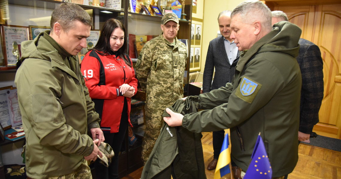 На холоді зігріє тепло небайдужих сердець: універсанти тримають стрій