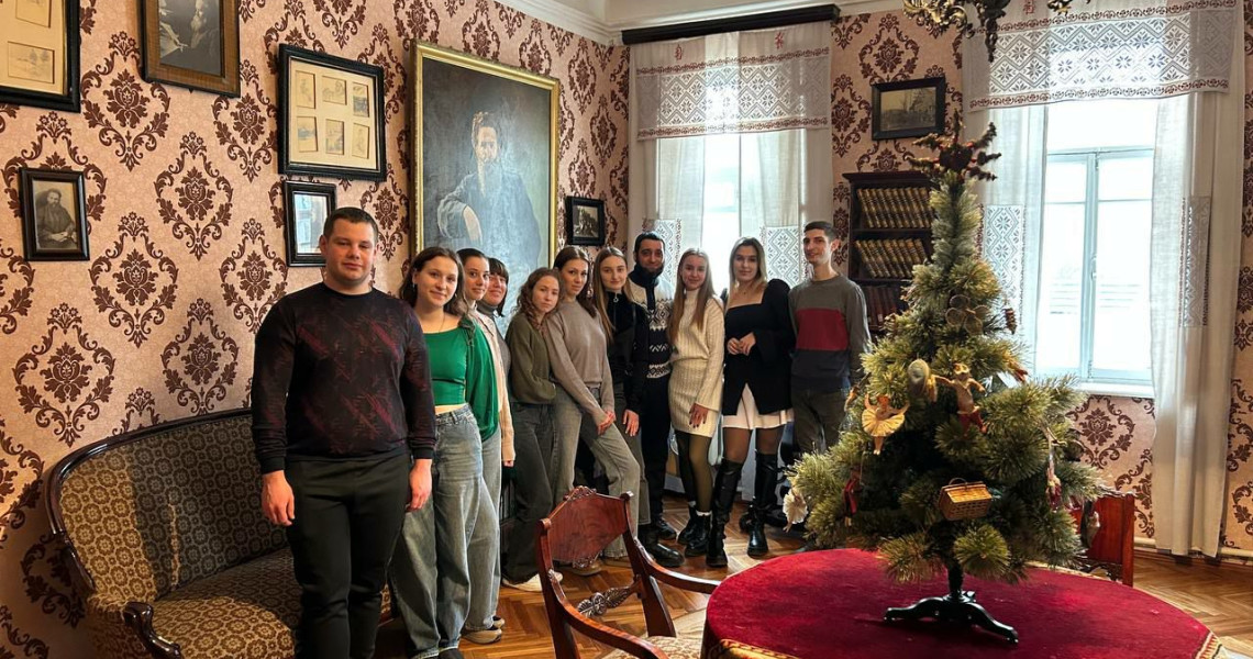 Студенти-медики відзначають День музейного селфі / Medical students celebrate Museum Selfie Day