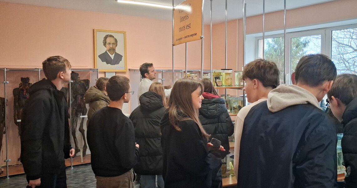Подорож у світ людського тіла: ліцеїсти відвідали анатомічний музей ПДМУ / Journey into the World of the Human Body: Lyceum Students Visited the PSMU Anatomical Museum