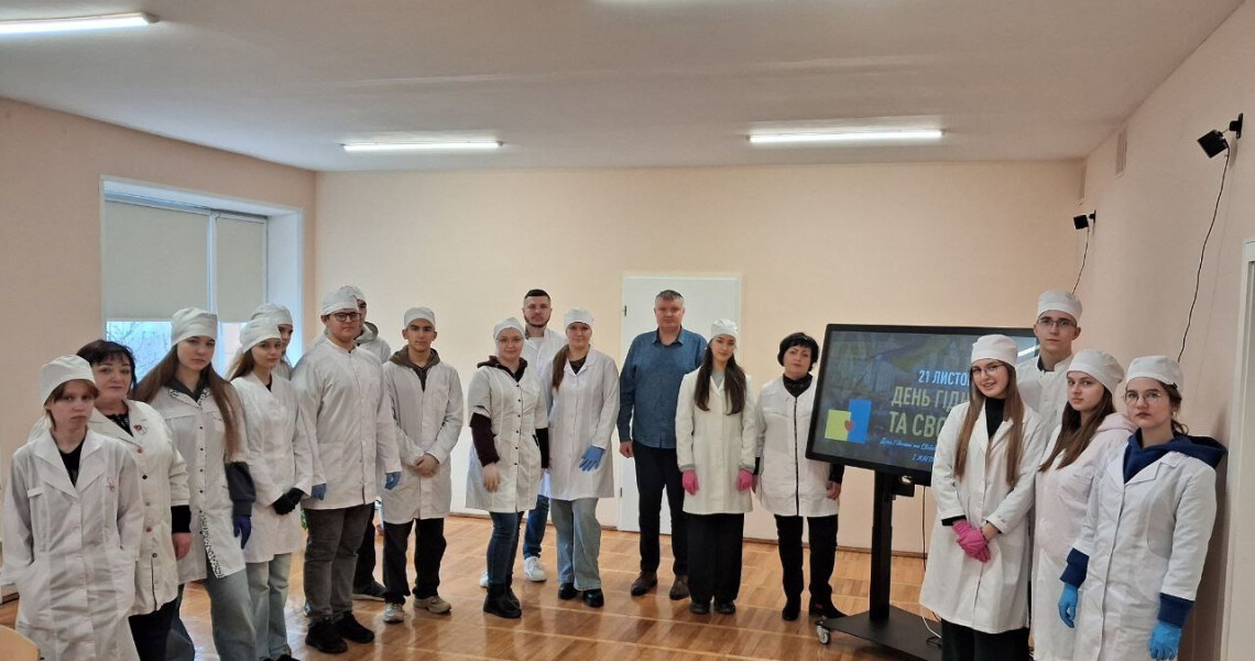 Щороку 21 листопада в Україні відзначають День Гідності та Свободи / Every Year on November 21, Ukraine Marks the Day of Dignity and Freedom