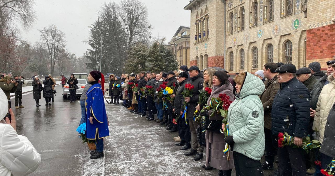 Разом навіки: квіти до підніжжя пам`ятника великому оспівачу Свободи Єдності України Тарасу Шевченку