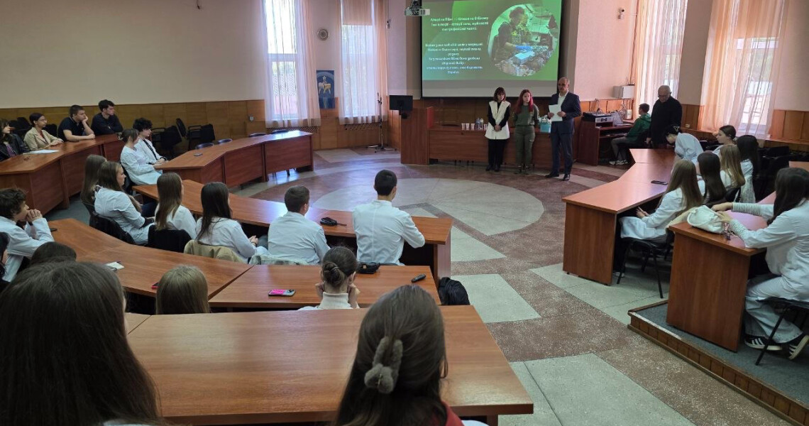 Ветеранка та медикиня-доброволиця Олена Школьна зустрілася з першокурсниками ПДМУ / Veteran and Volunteer Medic Olena Shkolna Meets with First-Year Students of PSMU