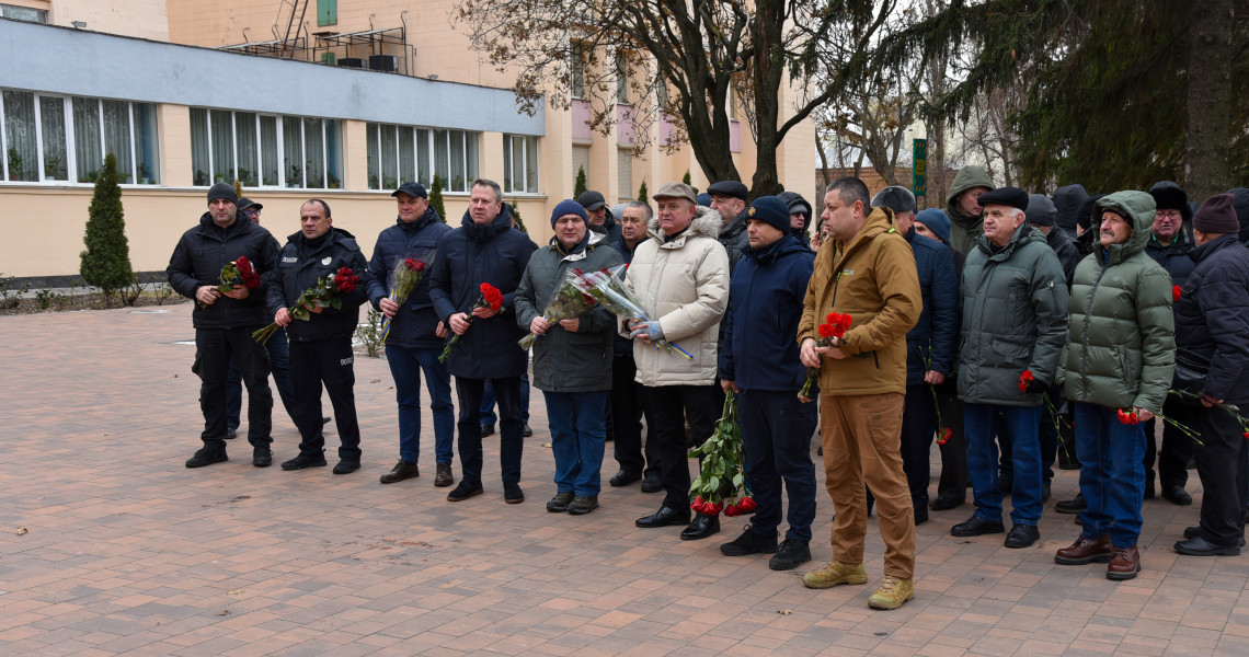 Квіти на знак глибокої шани: викладачі та студенти Університету пам`ятають / Flowers as a Symbol of Deep Respect: University Faculty and Students Remember