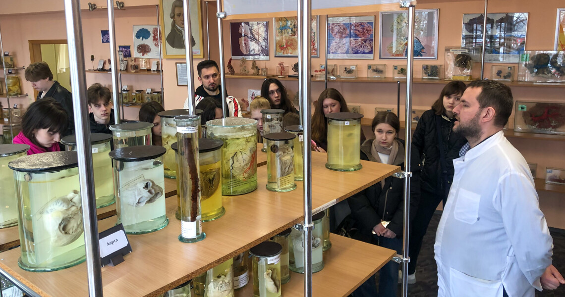 У ПДМУ на шляху до медицини: профорієнтаційна екскурсія для школярів / At PSMU on the Path to Medicine: Career Guidance Tour for School Students