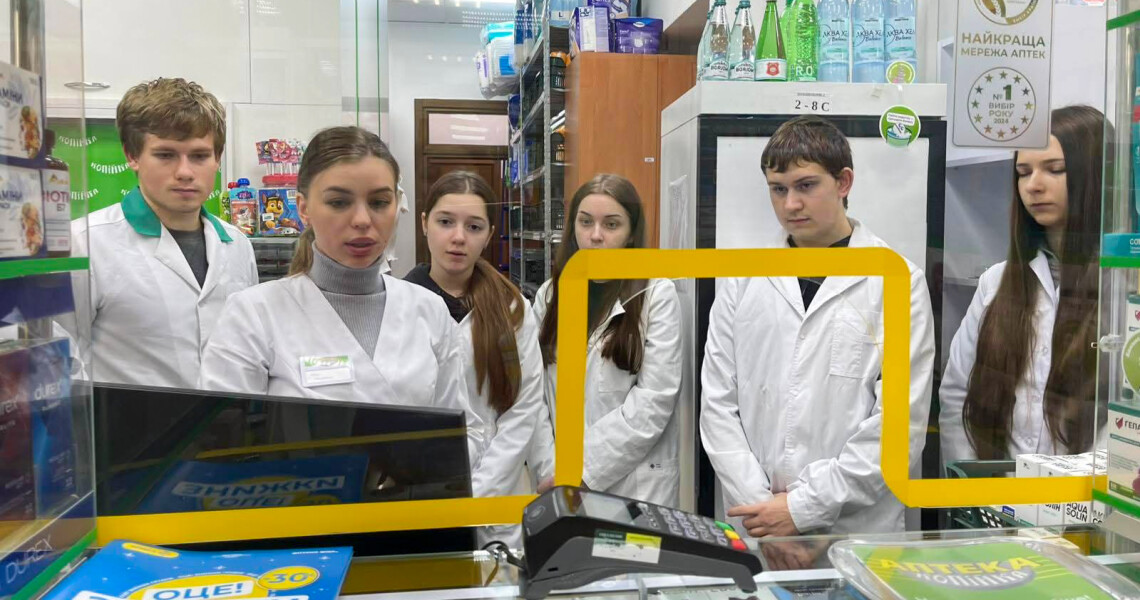 Магістри фармації знайомляться з роботизованими аптеками: досвід на базі АНЦ / Pharmacy Master’s Students Explore Robotic Pharmacies: Experience at ANC
