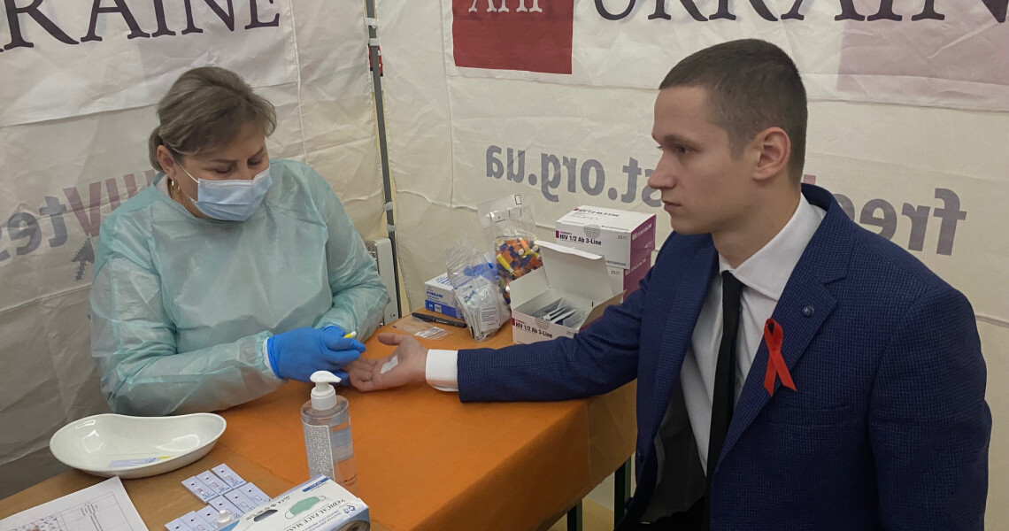 До Всесвітнього дня боротьби зі СНІДом та підтримки людей, які живуть із ВІЛ / For World AIDS Day and in Support of People Living with HIV