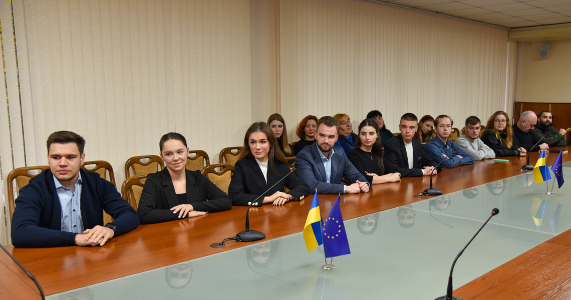 Продовження діалогу: студенти на зустрічі з ректором / Continuing the dialog: students at a meeting with the rector