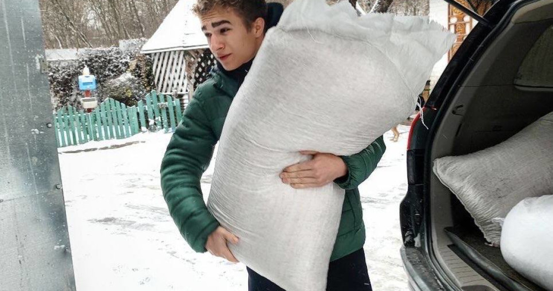 Волонтерський загін ПДМУ “Almino”: "Зігрій лапки–зроби добро!" / Volunteer Unit "Almino" at PSMU: "Warm Paws, Do Good!"