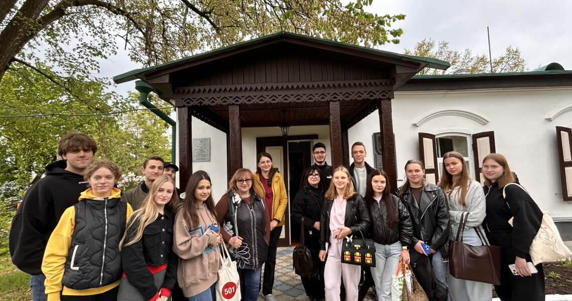 Літературна спадщина, що надихає: студенти ПДМУ відвідали музей Панаса Мирного /  Literary Legacy That Inspires: PSMU Students Visited the Panas Myrny Literary-Memorial Museum