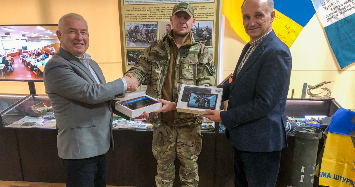 Планшет для Захисника України від випускників ПМСІ / Tablet for Defender of Ukraine from PMSI Alumni