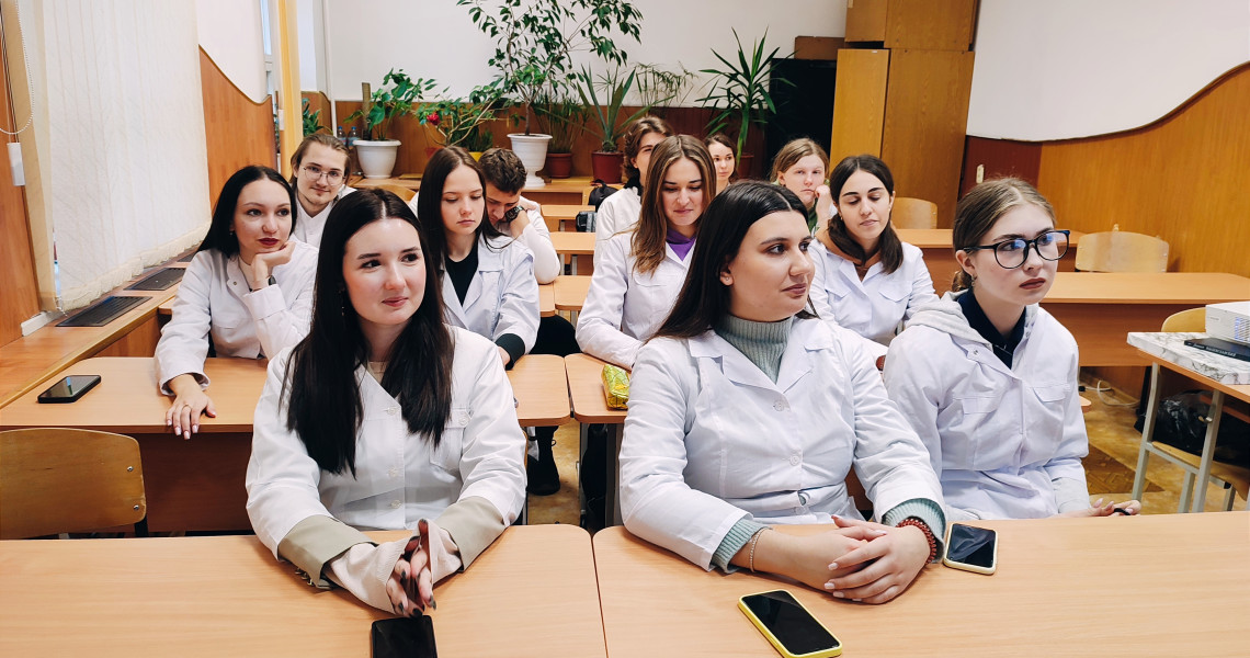 Обговорюємо проблеми на медичному рівні / Discussing Issues at the Medical Level