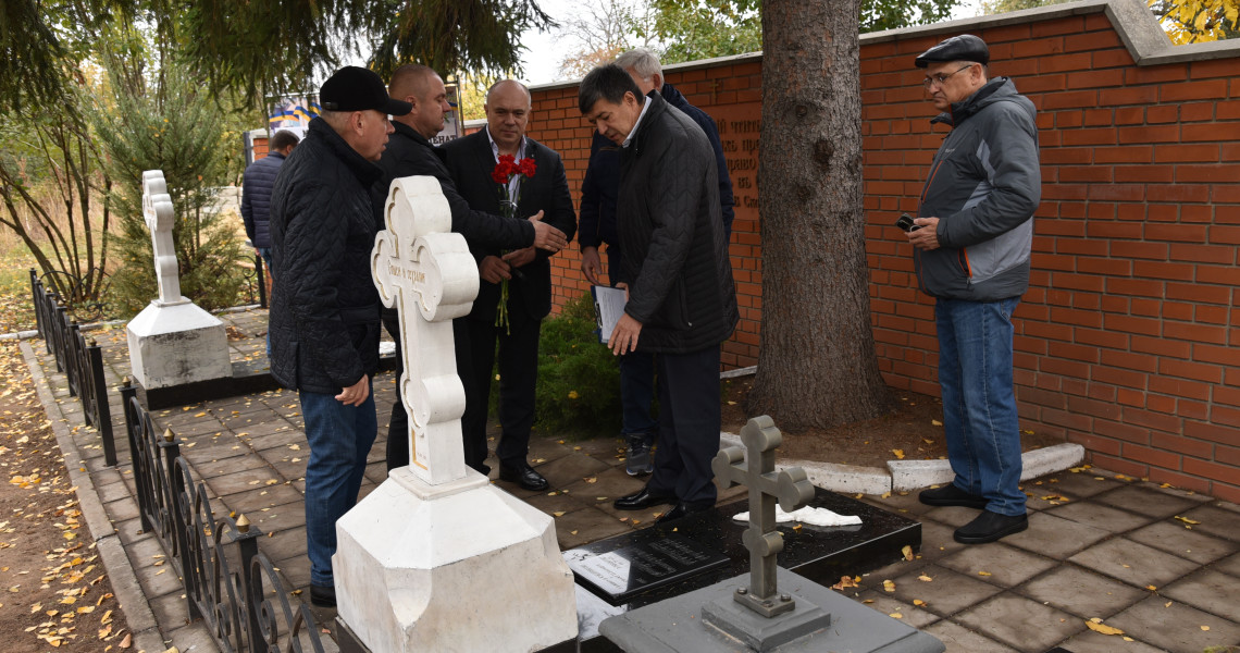 Чергове засідання Асоціації хірургів Полтавщини розпочали біля меморіалу пам’яті родини Скліфосовських: що нового там побачили