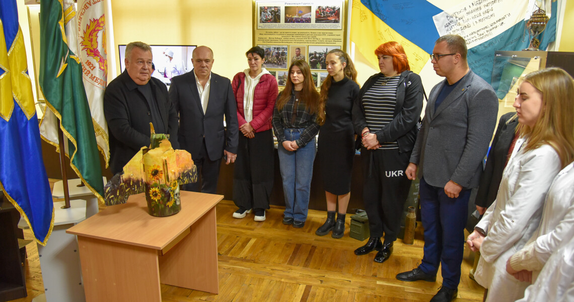 Від уламка до артоб’єкта: музей ПДМУ отримав унікальний Символ незламності / From Fragment to Art: PSMU Museum Receives a Unique Symbol of Resilience
