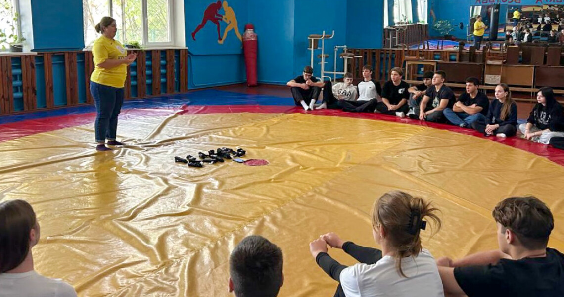 Тренінг з домедичної допомоги: студенти ПДМУ діляться знаннями зі студентами коледжу / Training on First Aid: PSMU Students Share Knowledge with College Students