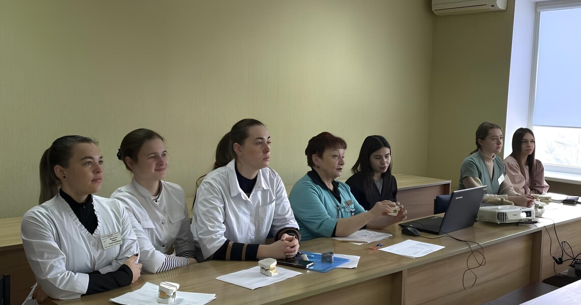 Слухачі післядипломної освіти з ортодонтії поглиблюють знання: відкритий прикус у різні вікові періоди