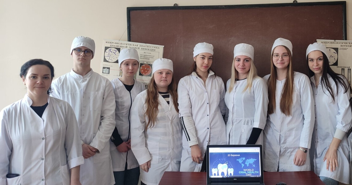 У Всесвітній день здоров’я ротової порожнини майбутні стоматологи досліджували мікрофлору рота / On World Oral Health Day, Future Dentists Explored the Oral Microflora