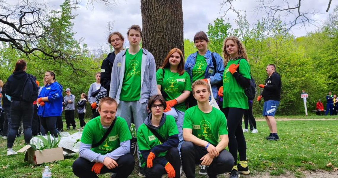 Волонтери  Alminо -  учасники проєкту від–БУР  "Толока." / Almino volunteers are participants of "Toloka" project from the NGO “Building Ukraine Together”