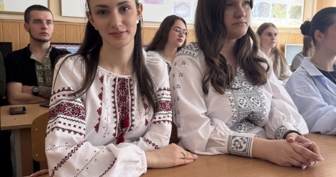 «Код нації, що єднає покоління та науки»: у ПДМУ відбувся бінарний виховний захід до Дня вишиванки