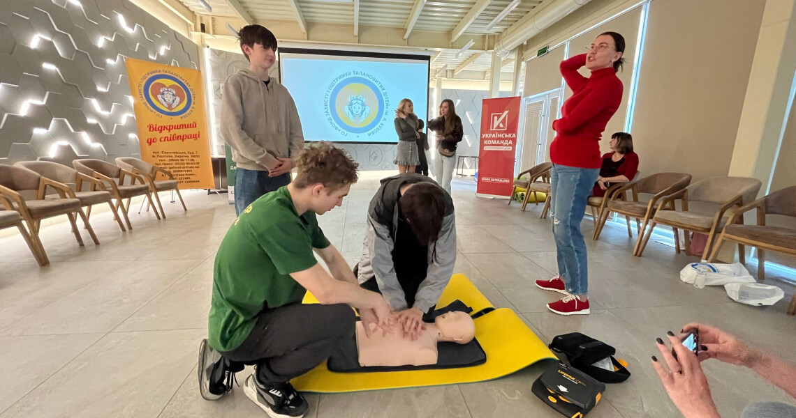 Знання, що рятують життя: волонтери «Almino» СП ПДМУ провели тренінг із домедичної допомоги для школярів