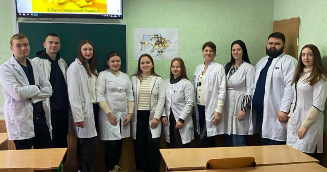 До Дня Соборності: кафедра громадського здоров’я ПДМУ провела виховний захід / Unity Day of Ukraine: Department of Public Health at PSMU Holds an Educational Event
